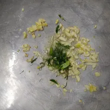 Masukan irisan daun jeruk, aduk rata sampai harum