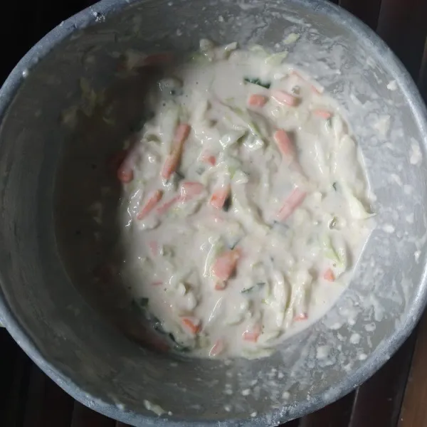 Pindahkan sayuran ke dalam baskom, kemudian tuang adonan tepung yang sudah dibuat sebelumnya, aduk rata dan koreksi rasa