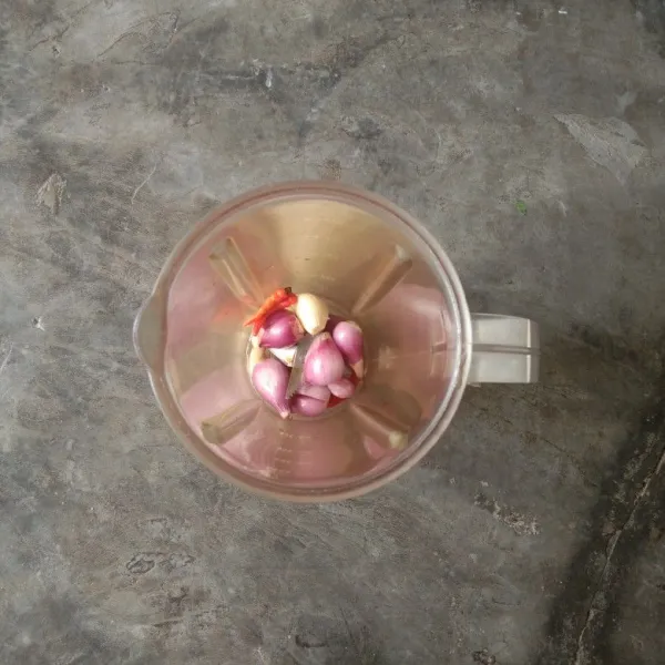 Blender bawang merah, bawang putih dan cabe kecil.