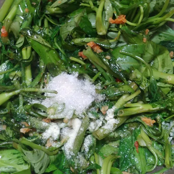 Terakhir masukan bumbu gula, garam dan kaldu bubuk. Aduk lagi sampai, matikan api dan sajikan.