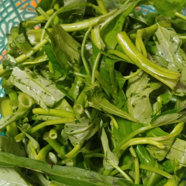 Siangi kangkung lalu cuci bersih dan tiriskan.