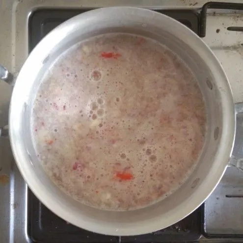 Rebus bumbu yang tadi telah diblender kedalam kaldu rebusan daging hingga mendidih. Tambahkan garam, gula dan kaldu jamur bubuk.