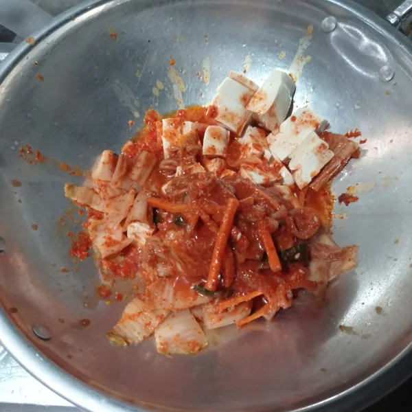 Masukan kimchi dan tahu aduk rata