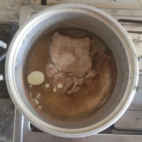 Rebus daging hingga matang dengan air putih.