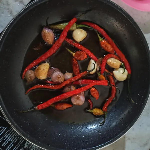 Goreng bumbu halus hingga sedikit layu