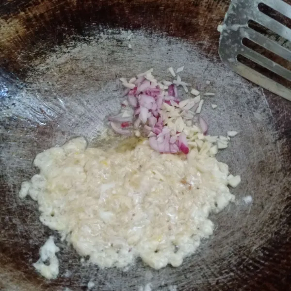 Pinggirkan telur, masukan bawang merah dan bawang putih. Tumis sampai harum dan layu.