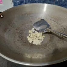 Tumis bawang putih hingga layu dan harum.