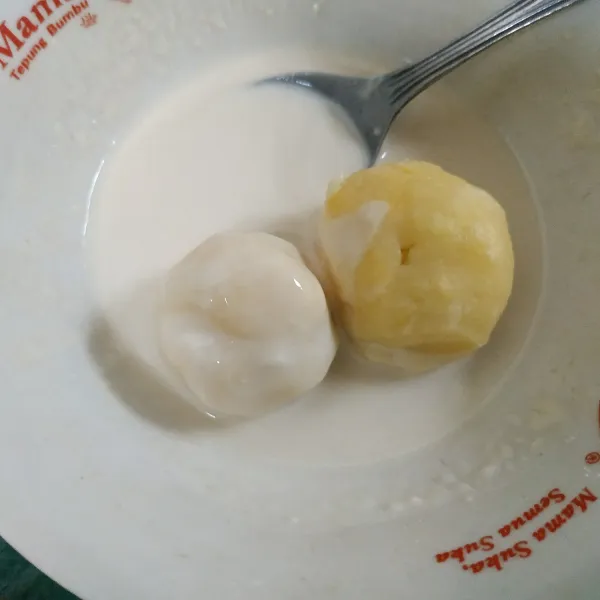 Buat adonan pencelup, campur tepung dan garam lalu tambahkan air secukupnya aduk hingga tercampur rata. Masukkan tape kedalam adonan tepung.