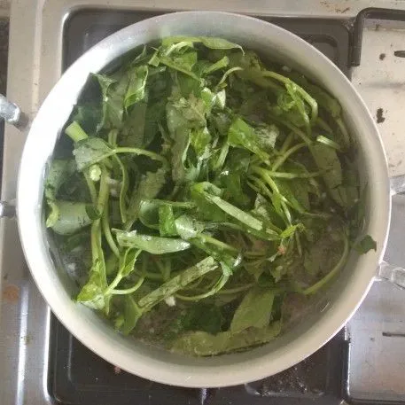 Masukkan kangkung.