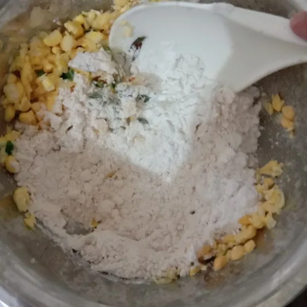 Tambahkan tepung beras dan tepung terigu, gula, garam dan penyedap rasa.