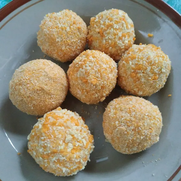 Gulingkan kedalam tepung roti. Simpan kedalam kulkas sebentar supaya tepung rotinya dapat menempel dengan sempurna.