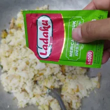 Bumbui merica bubuk, kaldu jamur, garam dan gula pasir. Koreksi rasa sesuai selera. Angkat dan sajikan