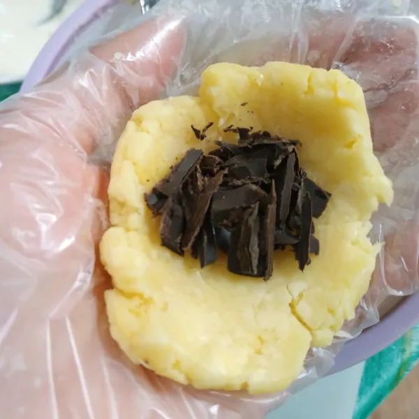 Ambil tape secukupnya, tambahkan cokelat blok kemudian bulatkan. Lakukan hingga semua selesai.
