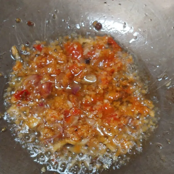 Lalu tumis bumbu halus sampai matang.