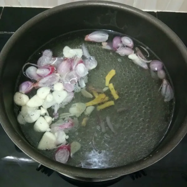 Lalu masukan bawang merah dan bawang putih, tunggu hingga aromanya keluar.