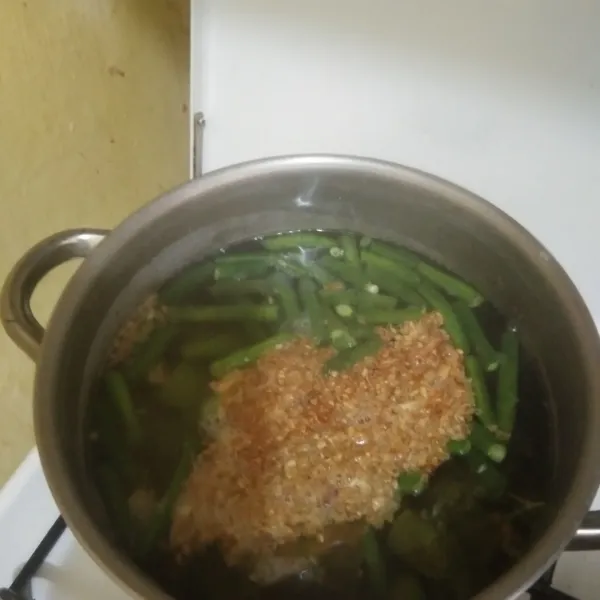 Masukan tumisan bumbu halus, tambahkan merica bubuk, garam dan gula pasir aduk rata