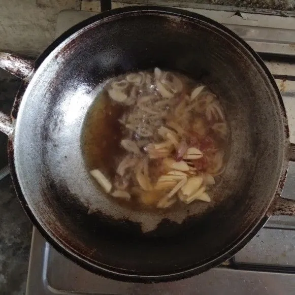Goreng bawang merah dan bawang putih hingga kering dan matang pada minyak goreng panas. Setelahnya sajikan dengan mie goreng yang telah dipersiapkan tadi sebagai topping.