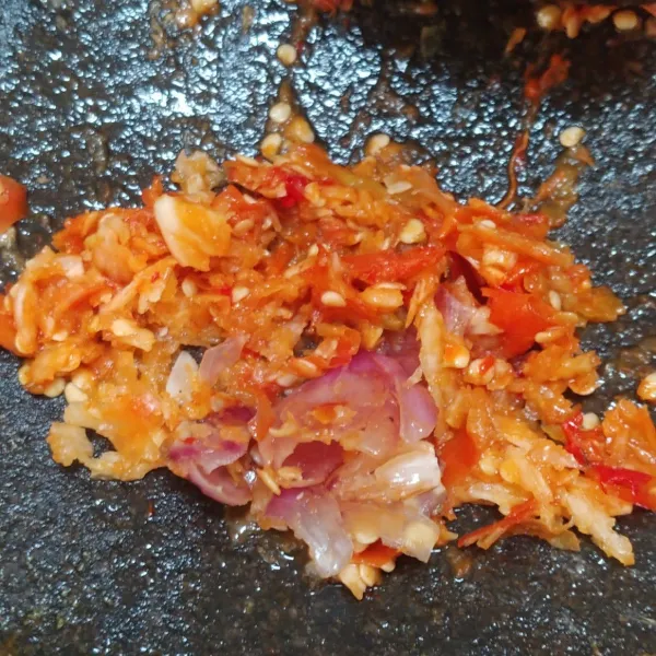 Haluskan cabe rawit, cabe keriting dan duo bawang. saya tidak terlalu halus.