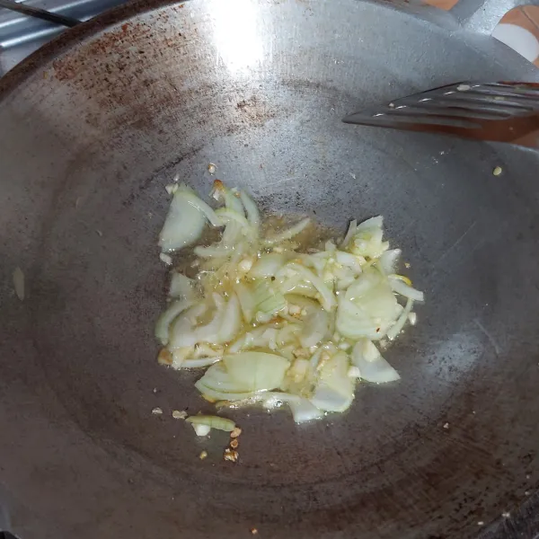 Tumis bawang putih, bawang bombay dan jahe.
