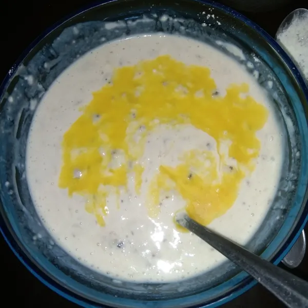 Masukkan telur dan lelehan margarin kemudian aduk kembali sampai tercampur rata.