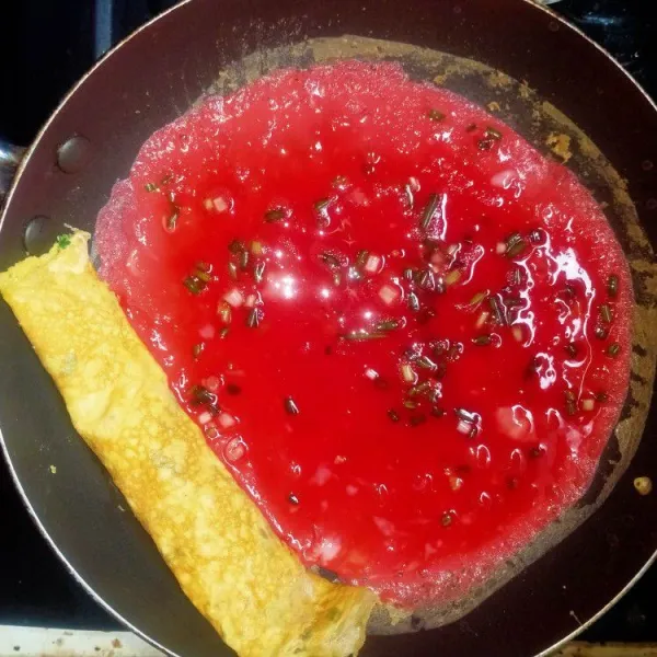 Masukkan telur tanpa pewarna. Tunggu bagian atas kering, gulung, taruh disisi tepi. Lalu masukkan lagi telur warna merah. Tunggu bagian atas telur kering, gulung bersamaan dengan telur tanpa warna. Angkat, potong dan siap disajikan.