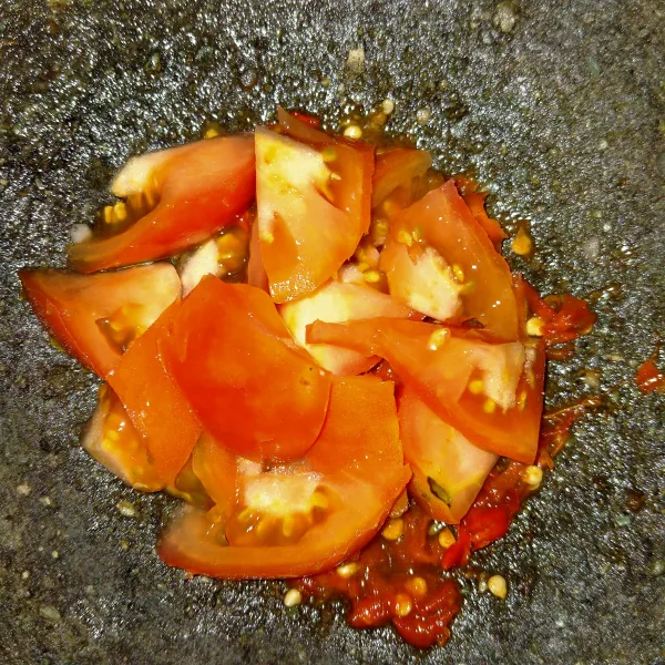 Masukan irisan tomat ulek kasar jangan sampai halus beri penyedap rasa