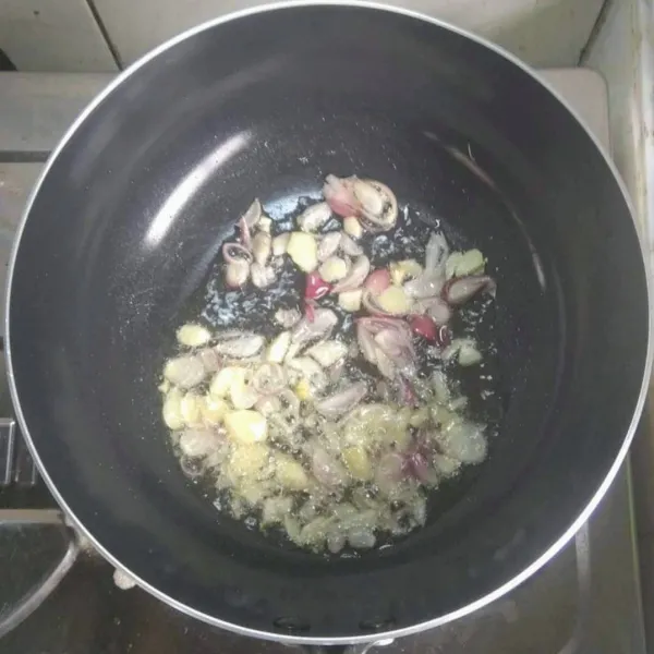 Panaskan minyak, tumis bawang merah dan bawang putih sampai harum