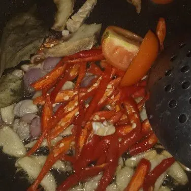 Masukan cabai tomat, daun salam, dan lengkuas. Aduk rata masak sampai layu