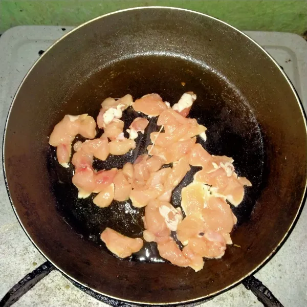 Panaskan teflon beri sedikit minyak, tumis ayam hingga berubah warna.