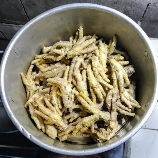 Bersihkan ceker ayam, goreng sampai matang, rendam dalam air es, sampai merekah selama 30 menit, presto sampai empuk, selama 10 menit