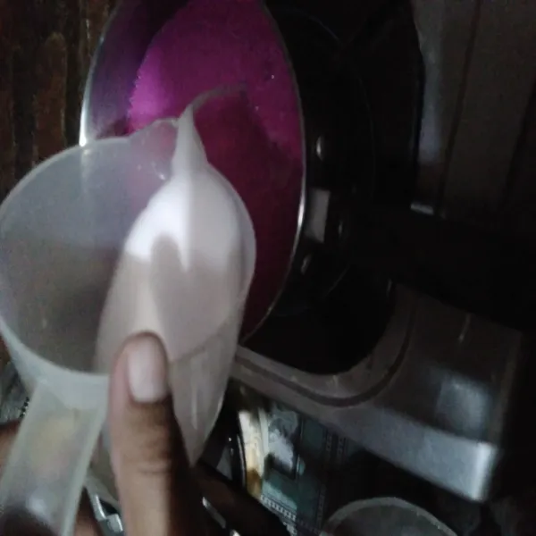 Panaskan panci berisi adonan es krim hingga mendidih, tuang larutan tepung jagung. Aduk rata.