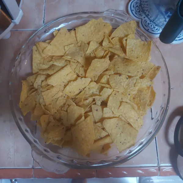 Siapkan doritos di pirex/ wadah yang tahan di oven.