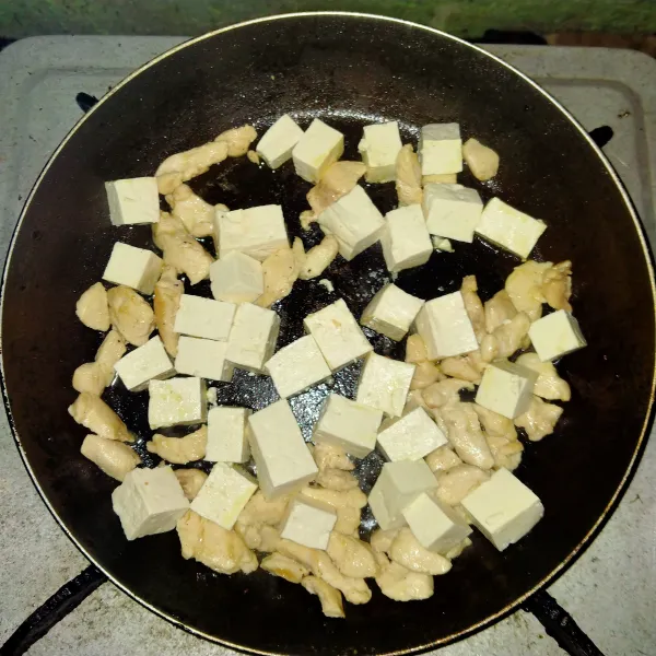 Masukkan tahu beri garam, gula pasir dan merica bubuk. Aduk rata.