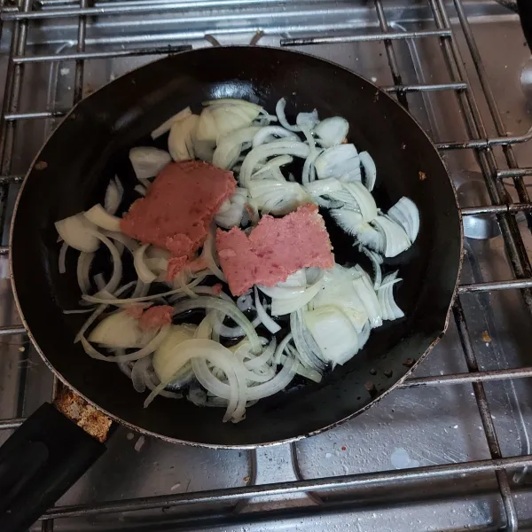 Tumis bawang bombay dengan kornet beef.