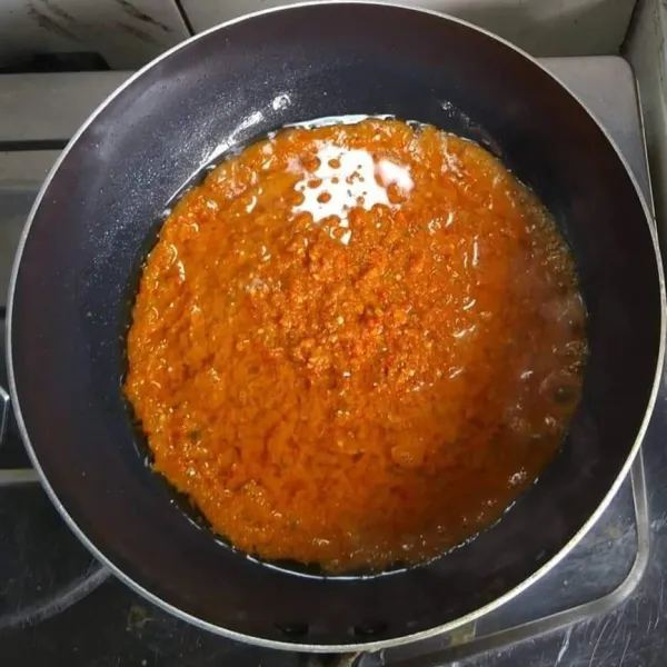 Masukkan bumbu halus, tumis lagi sampai harum