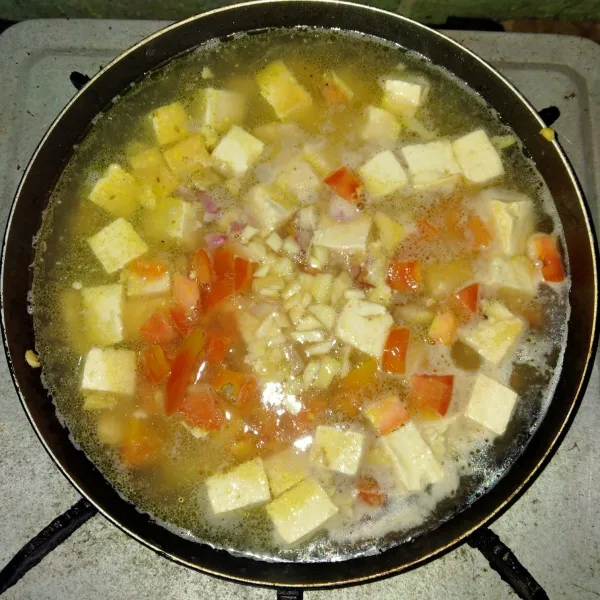 Masukkan irisan bawang merah, bawang putih dan tomat. Tunggu hingga kuah sedikit menyusut.