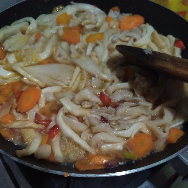 Masukkan wortel terlebih dahulu, masak hingga setengah matang kemudian masukkan jamur tiram, tambah sedikit air, masak hingga jamur layu dan matang.