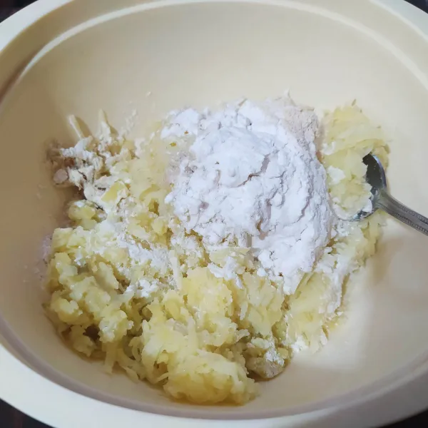 Masukkan tepung maizena, garam, lada bubuk dan bawang putih bubuk. Aduk hingga rata.