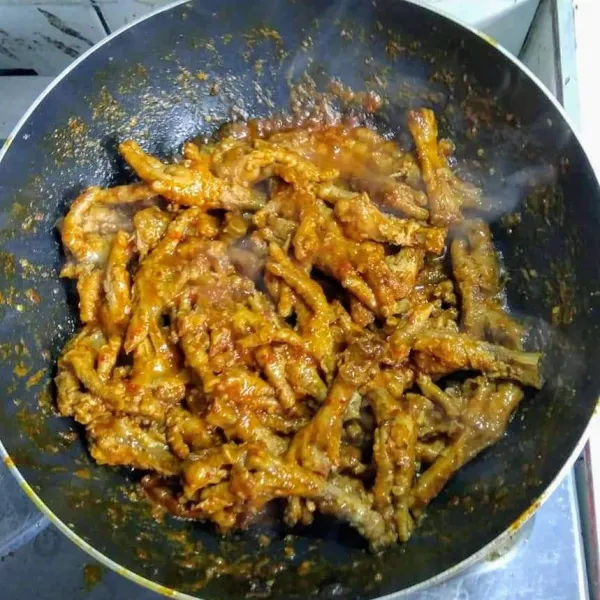Masukkan ceker ayam, tambahkan kaldu bubuk, gula pasir dan garam, aduk-aduk sampai tercampur rata, angkat dan sajikan