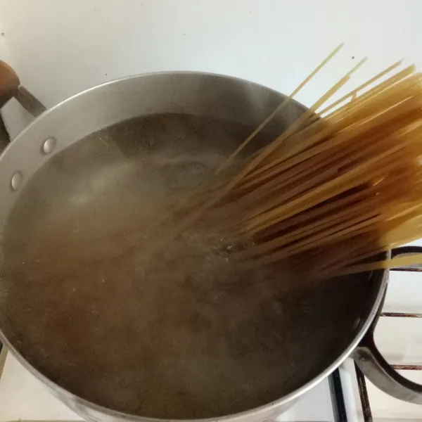 Rebus spaghetti dalam air panas yang diberi minyak, selama 9 menit lalu tiriskan.