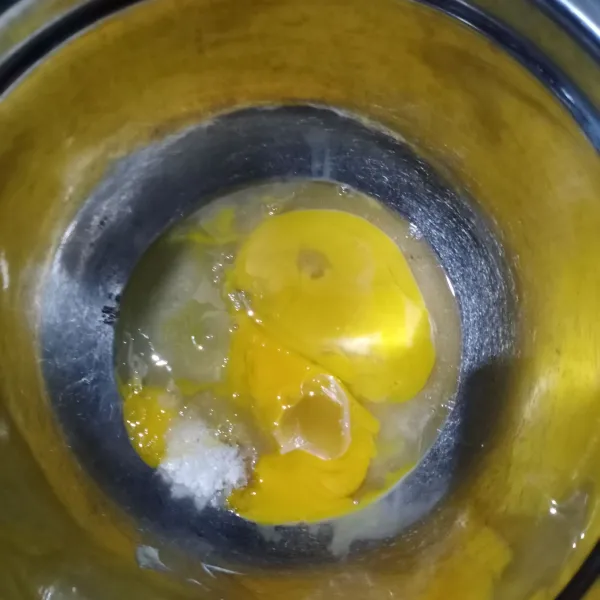 Mixer telur, gula dan SP sampai mengembang dan kental berjejak.