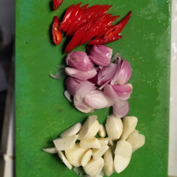 Potong bawang putih, bawang merah dan cabe merah besar.