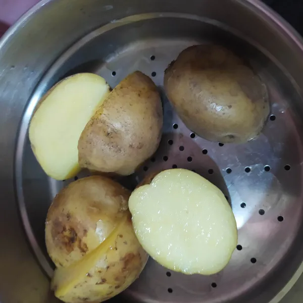 Kukus kentang selama 10 menit atau setengah matang.