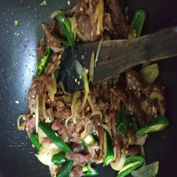 Masukkan daging yang sudah di marinasi