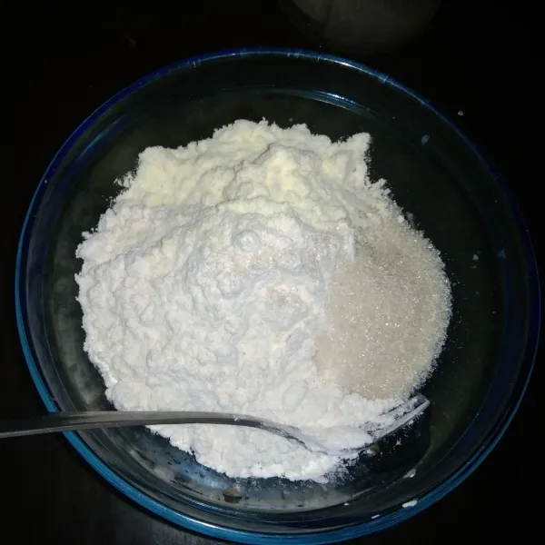 Tambahkan tepung terigu, gula pasir, susu bubuk, baking soda dan air lalu aduk rata.