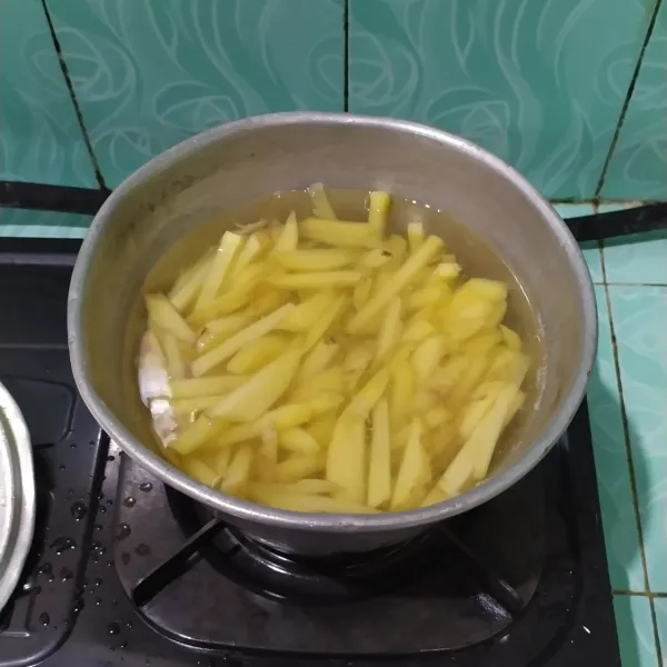 Setelah mendidih, masak kentang selama ± 2 menit.