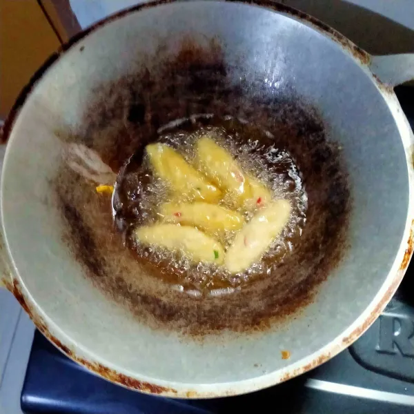 Goreng hingga kuning kecoklatan. Angkat. Siap disajikan