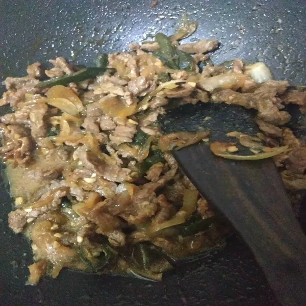 Masak daging hingga empuk dan matang.