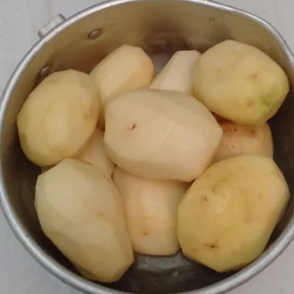 Kupas dan cuci bersih kentang.