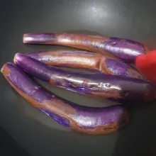 Cuci terong, belah 2. Panggang tanpa minyak dengan wajan anti lengket. Balik sekali, masak hingga matang.